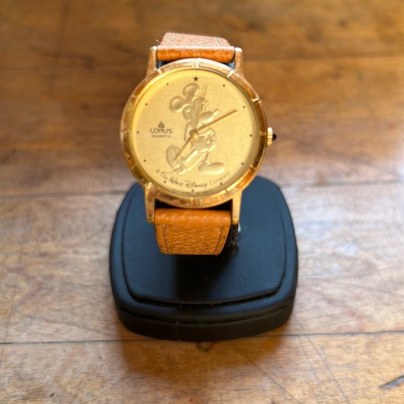 Vintage Lorus Quartz Walt Disney Mickey Mouse Watch - Picture 2 of 10